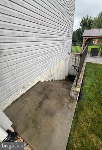 1046 ALANDALE DRIVE, Chambersburg, PA 17202