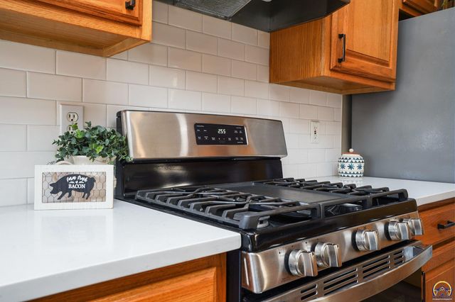 495 E 13th ST, Tonganoxie, KS 66086