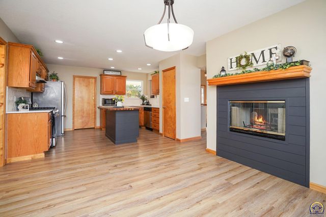 495 E 13th ST, Tonganoxie, KS 66086