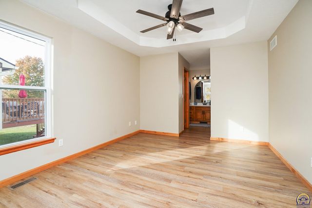 495 E 13th ST, Tonganoxie, KS 66086