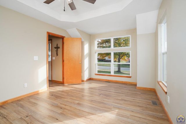 495 E 13th ST, Tonganoxie, KS 66086