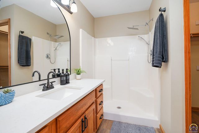 495 E 13th ST, Tonganoxie, KS 66086