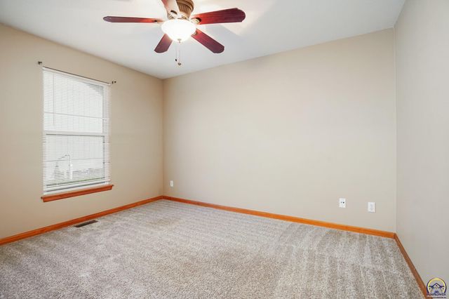 495 E 13th ST, Tonganoxie, KS 66086