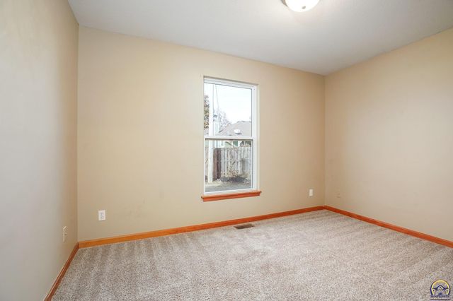 495 E 13th ST, Tonganoxie, KS 66086