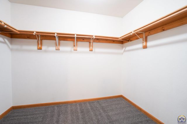 495 E 13th ST, Tonganoxie, KS 66086