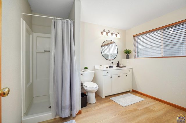 495 E 13th ST, Tonganoxie, KS 66086