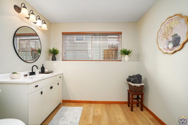 495 E 13th ST, Tonganoxie, KS 66086