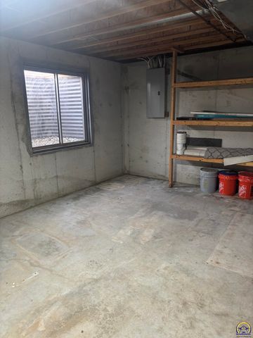 495 E 13th ST, Tonganoxie, KS 66086