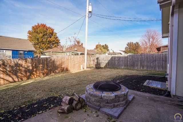 495 E 13th ST, Tonganoxie, KS 66086