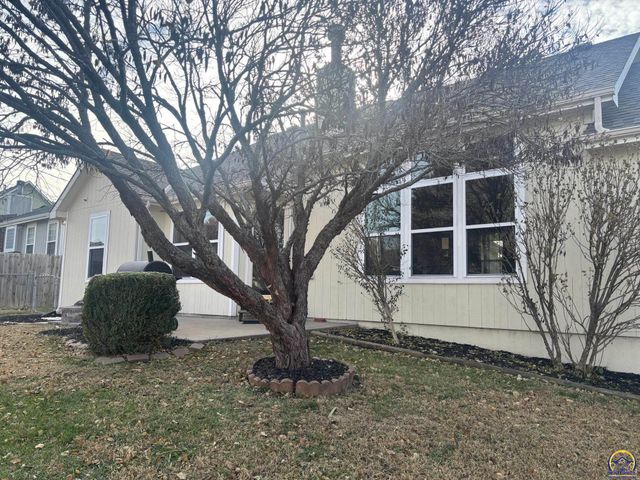 495 E 13th ST, Tonganoxie, KS 66086