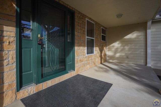 495 E 13th ST, Tonganoxie, KS 66086