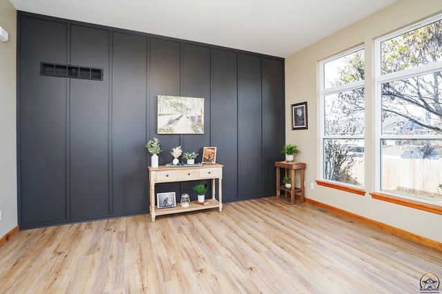 495 E 13th ST, Tonganoxie, KS 66086