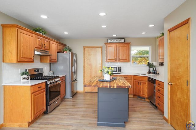 495 E 13th ST, Tonganoxie, KS 66086