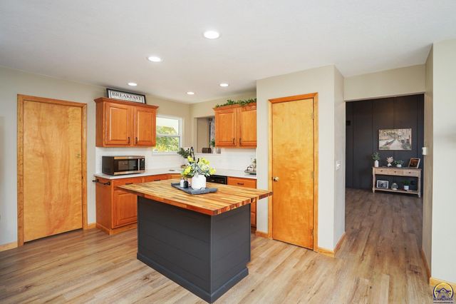 495 E 13th ST, Tonganoxie, KS 66086