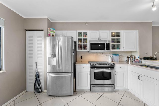 2205 S CYPRESS BEND Drive 302, Pompano Beach, FL 33069