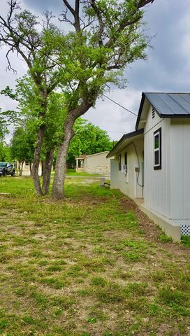110 Fourth St, Ingram, TX 78025
