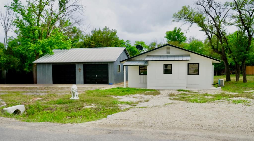 110 Fourth St, Ingram, TX 78025