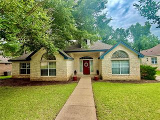 1127 Robin RD, Elgin, TX 78621
