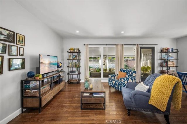 6110 E Walton Street, Long Beach, CA 90815