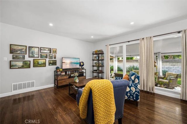 6110 E Walton Street, Long Beach, CA 90815