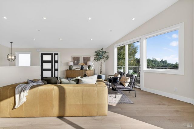 60 Marina Court Dr, San Rafael, CA 94901