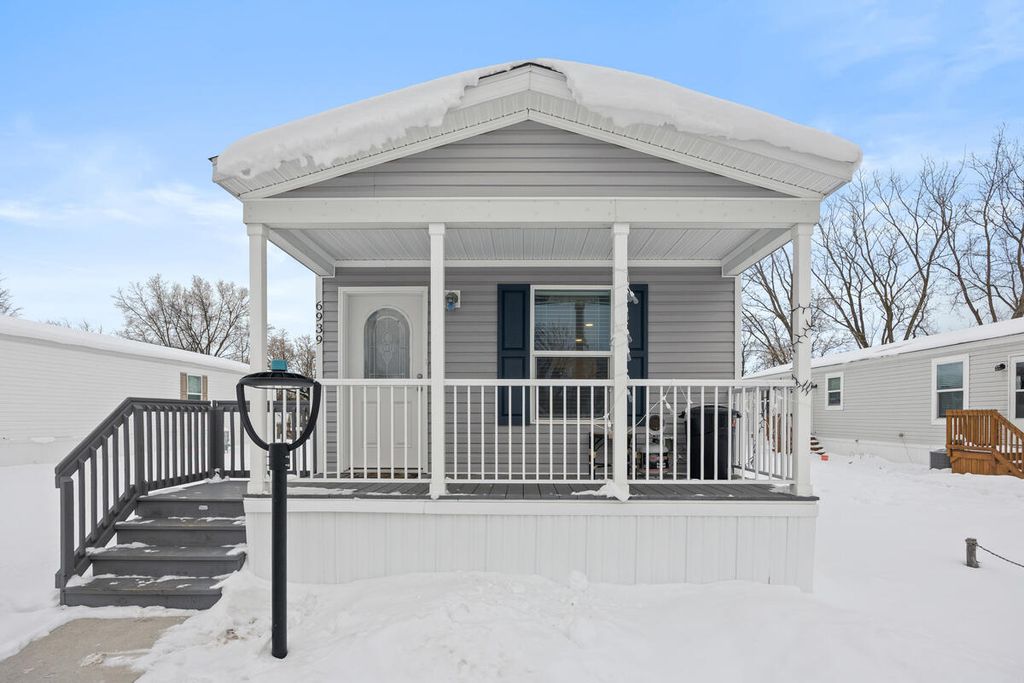 6939 Vinewood Avenue, Belmont, MI 49306