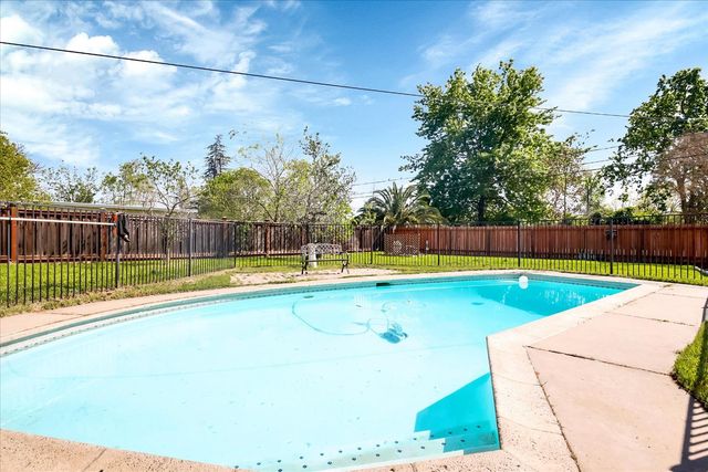 2236 Shaw St, Sacramento, CA 95821