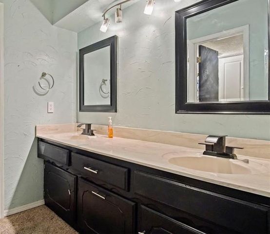 8225 Willow Creek Boulevard, Oklahoma City, OK 73162
