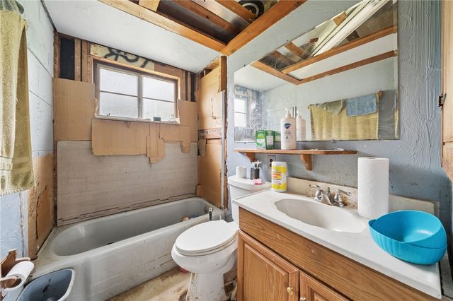 1200 Robbie Dr, North Huntingdon, PA 15642