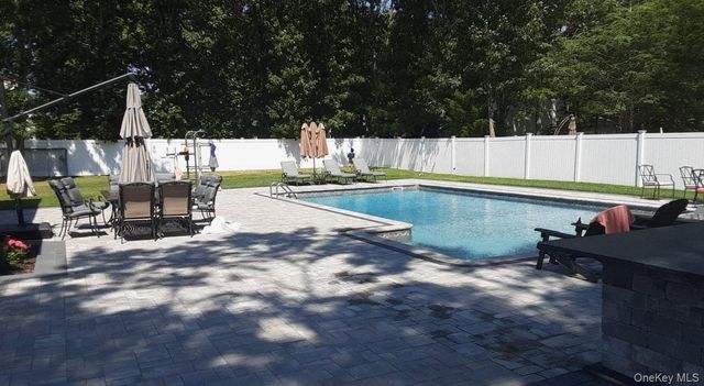 7 Sweet Briar Path, Lake Grove, NY 11755