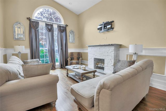 7 Sweet Briar Path, Lake Grove, NY 11755