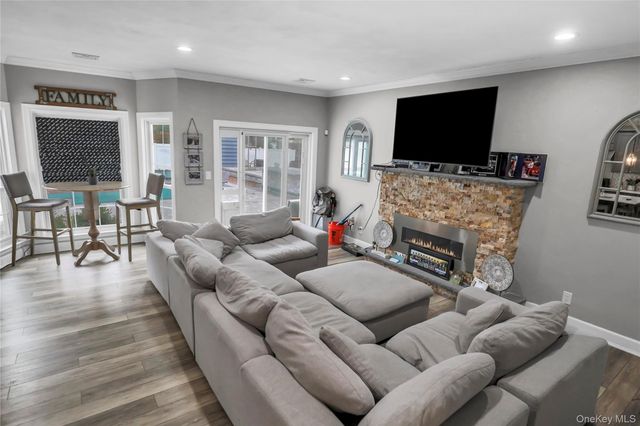 7 Sweet Briar Path, Lake Grove, NY 11755