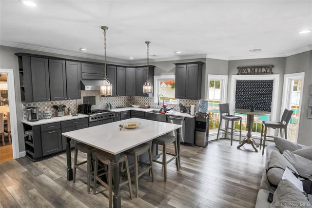 7 Sweet Briar Path, Lake Grove, NY 11755