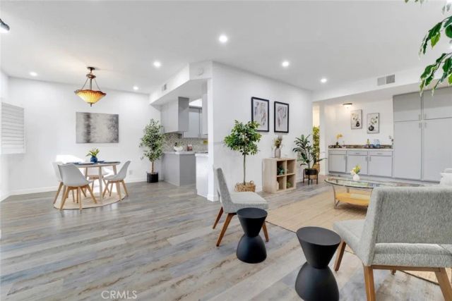 13331 Moorpark Street 206, Sherman Oaks, CA 91423