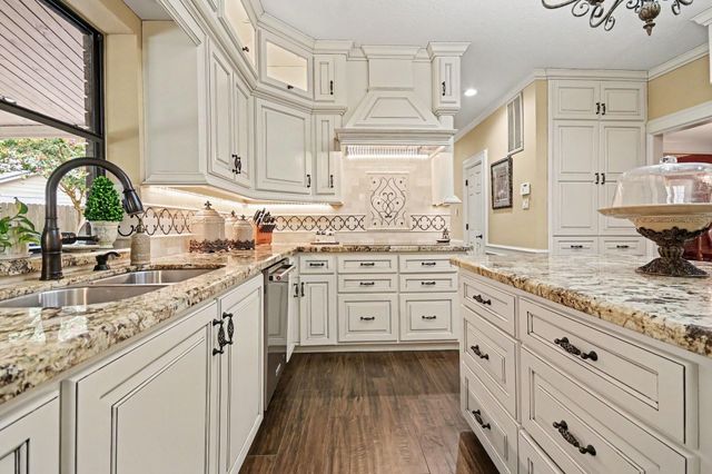 315 Oakview Circle, El Lago, TX 77586