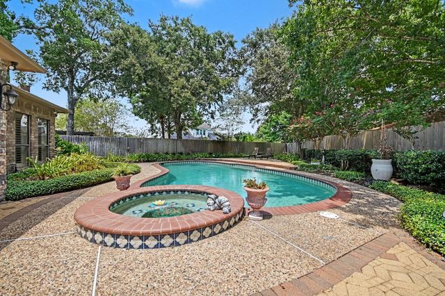 315 Oakview Circle, El Lago, TX 77586