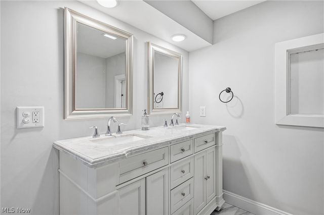 24042 Greenlawn Avenue, Beachwood, OH 44122