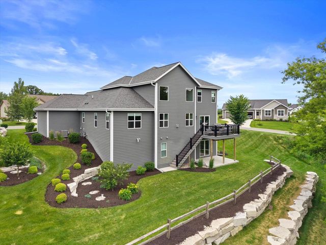 S54W25488 Pebble Brook COURT, Waukesha, WI 53189
