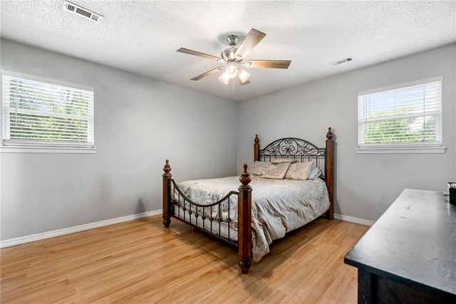 1004 SE 10th Street, Bentonville, AR 72712
