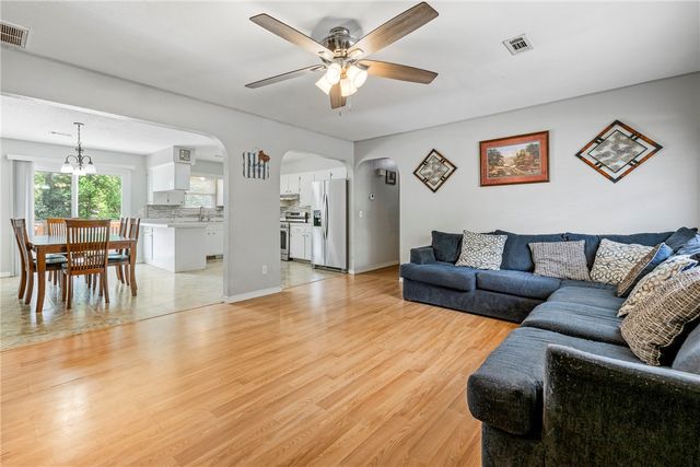 1004 SE 10th Street, Bentonville, AR 72712