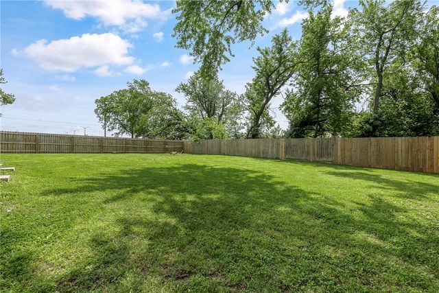 1004 SE 10th Street, Bentonville, AR 72712