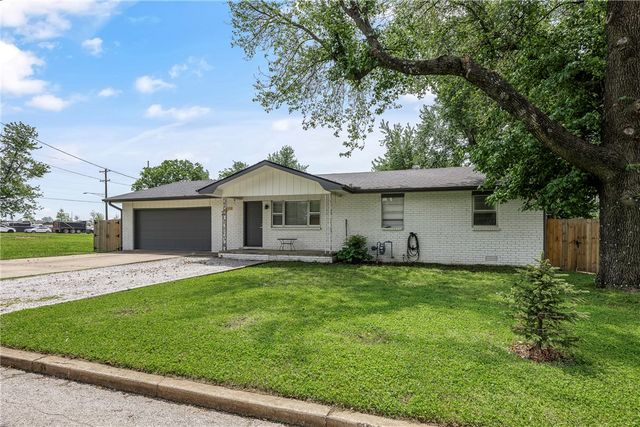 1004 SE 10th Street, Bentonville, AR 72712