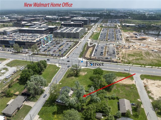 1004 SE 10th Street, Bentonville, AR 72712