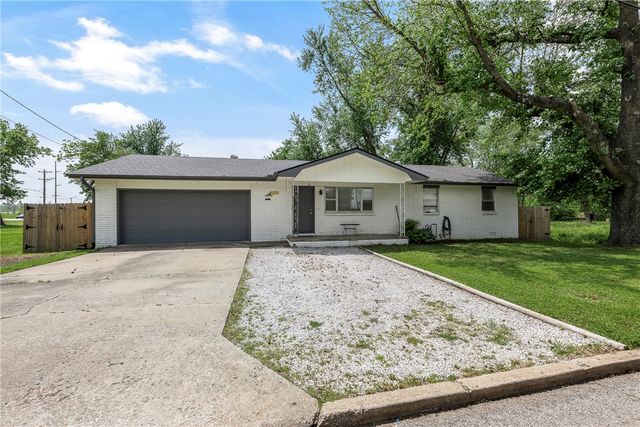 1004 SE 10th Street, Bentonville, AR 72712