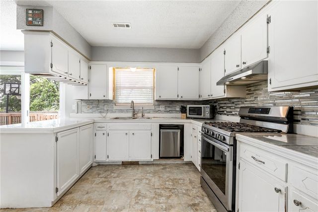1004 SE 10th Street, Bentonville, AR 72712
