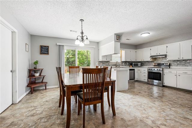 1004 SE 10th Street, Bentonville, AR 72712