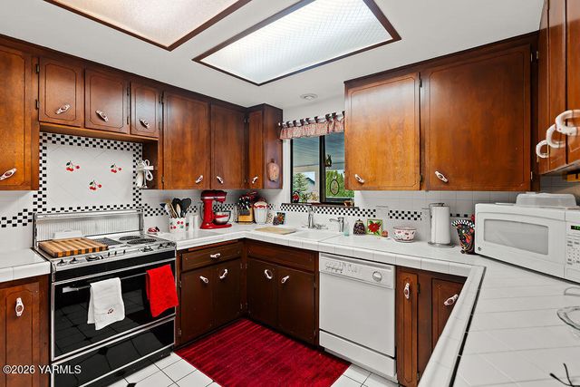 801 S 69th Ave, Yakima, WA 98908