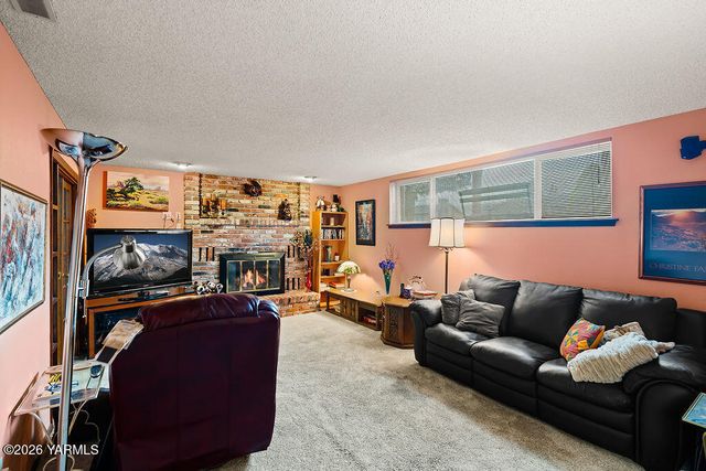 801 S 69th Ave, Yakima, WA 98908