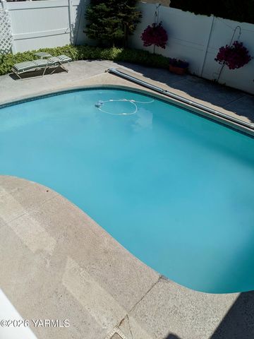 801 S 69th Ave, Yakima, WA 98908