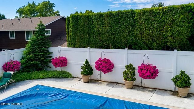 801 S 69th Ave, Yakima, WA 98908